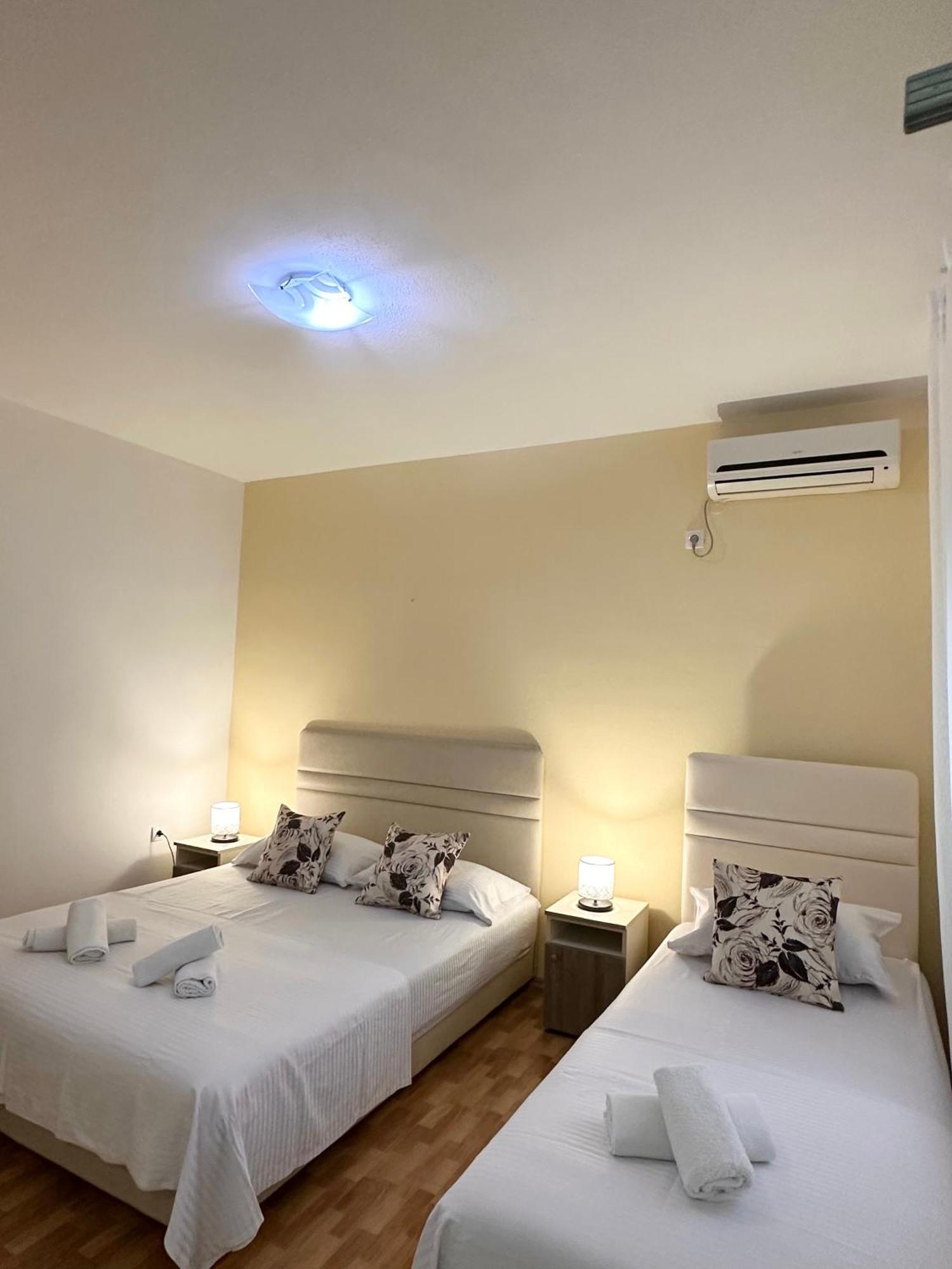 Apartmens Xhenis Lux Ulcinj Bagian luar foto
